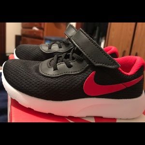 Toddler boy size 9 Nike Tanjun shoes